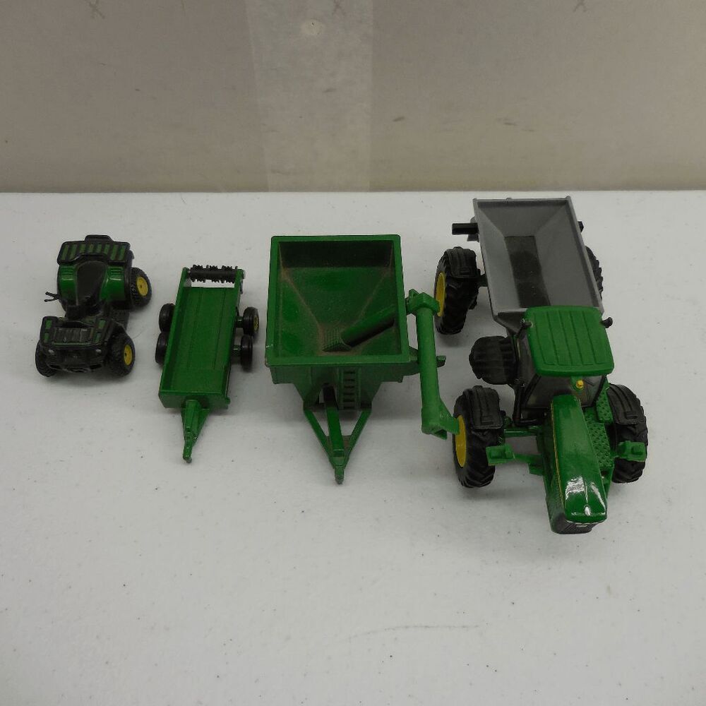 Ertl John Deere 1/64 Lot Dry Box Spreader & 4 Wheeler‎ Plus 2 Trailers